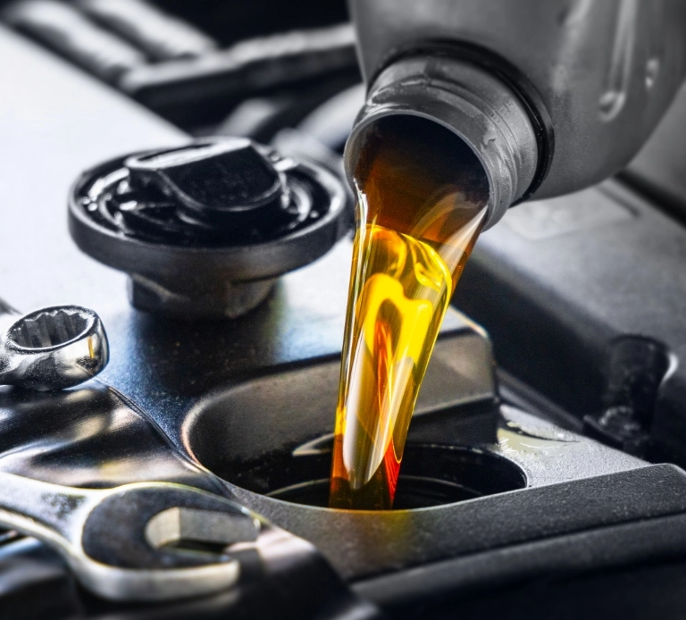 dolewanie oleju do silnika